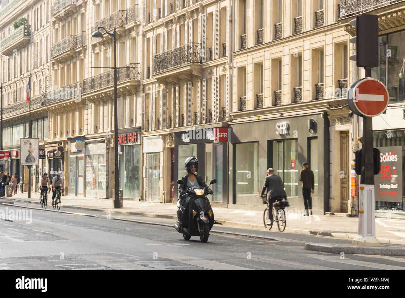 Paris Street - Morgen street scene in der Rue de Rivoli im Marais-Viertel von Paris, Frankreich, Europa. Stockfoto