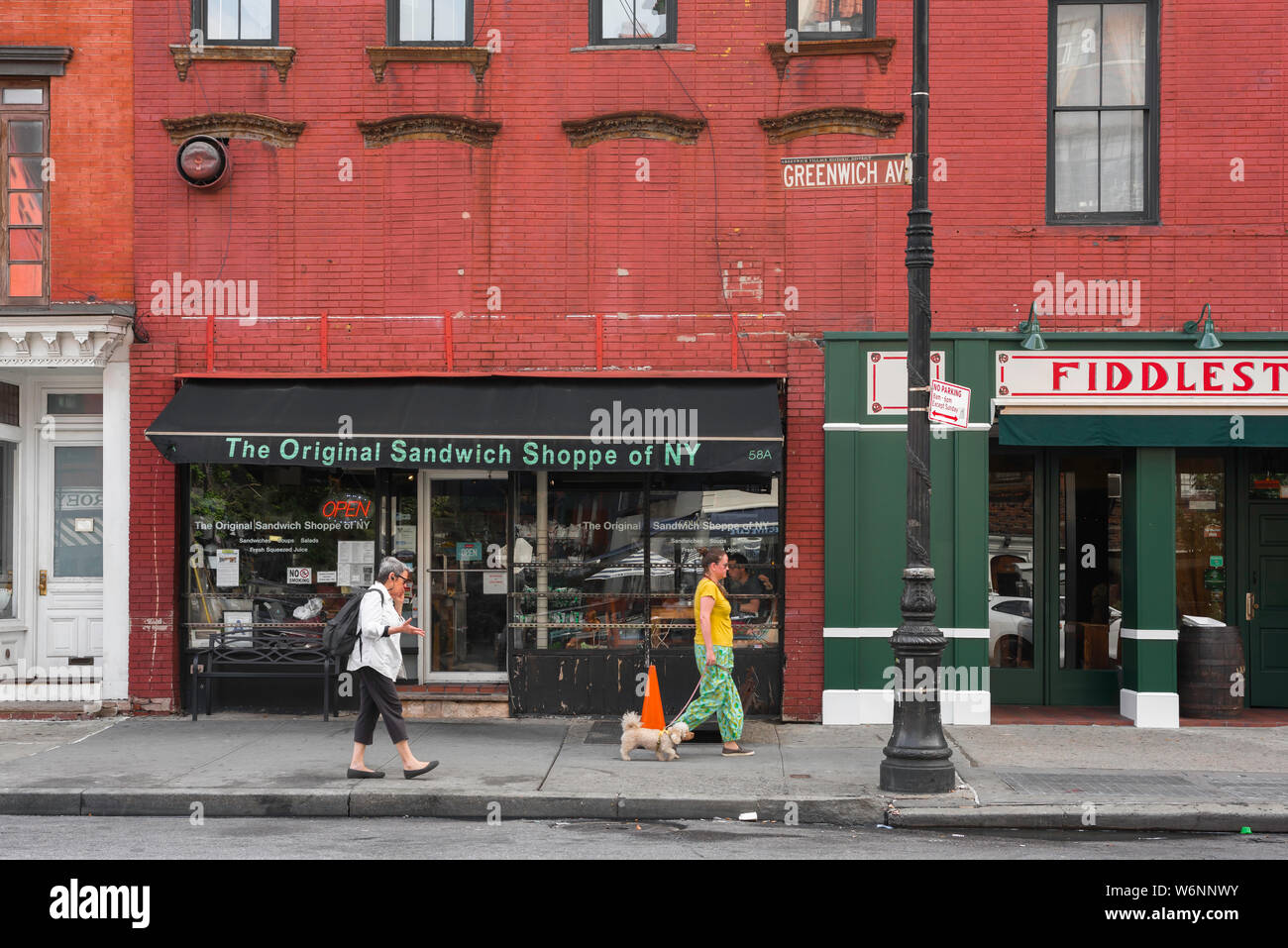 Greenwich Village Street, Blick von Menschen zu Fuß entlang Greenwich Avenue im Zentrum von Greenwich Village (West Village), New York City, USA. Stockfoto