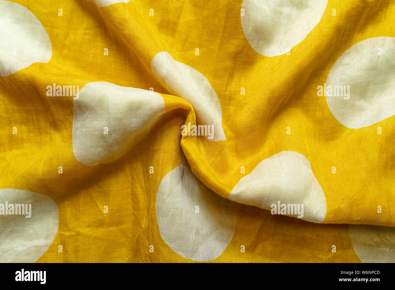 Gelb Synthetik Innenfutter Stoff mit Falten. Zerknitterte Blatt oder Kleidung Hintergrund, Stockfoto