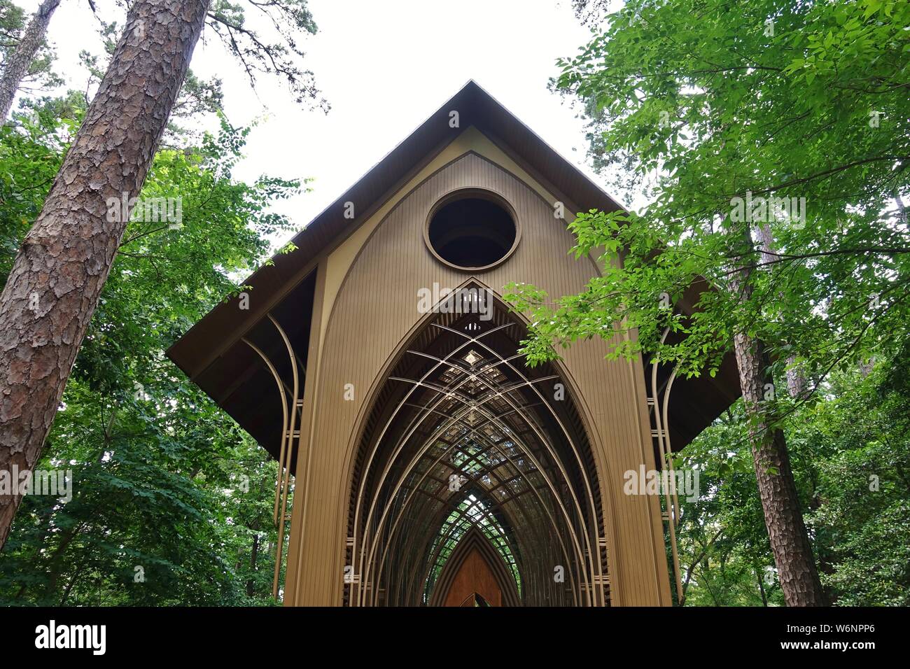 BELLA VISTA, Arkansas-28 Jun 2019 - Ansicht der Mildred B. Cooper Memorial Kapelle, ein Wahrzeichen hölzerne Kapelle an See Norwood in Bella Vista, Stockfoto