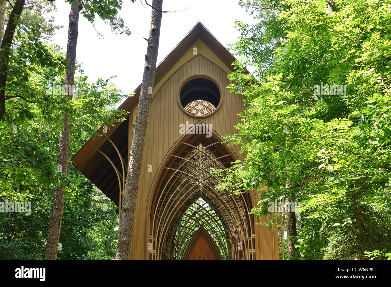 BELLA VISTA, Arkansas-28 Jun 2019 - Ansicht der Mildred B. Cooper Memorial Kapelle, ein Wahrzeichen hölzerne Kapelle an See Norwood in Bella Vista, Stockfoto