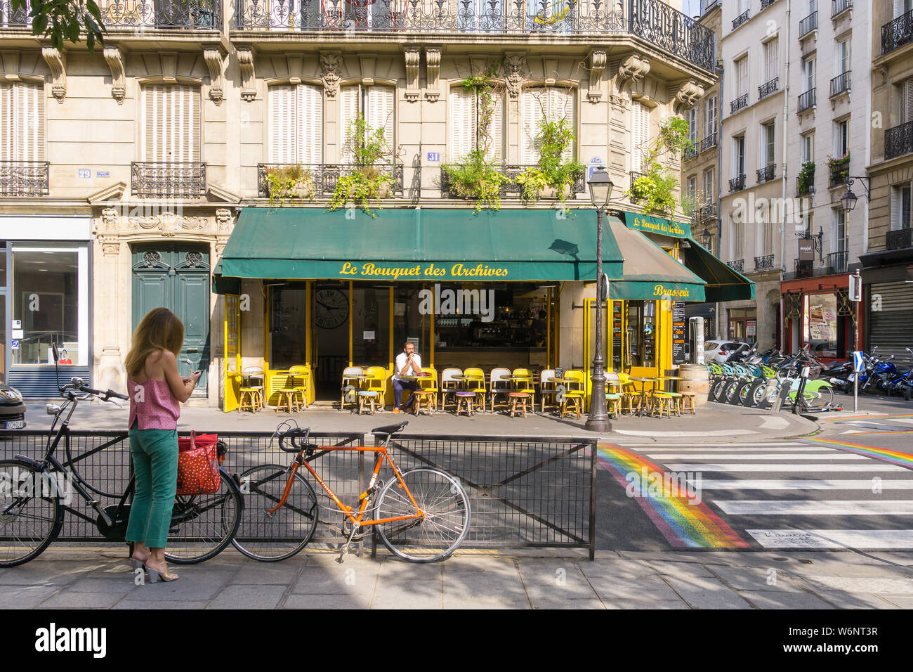 Paris Street Scene-Szene auf Rue des Archives im Marais-viertel, 4. Arrondissement von Paris, Frankreich, Europa. Stockfoto