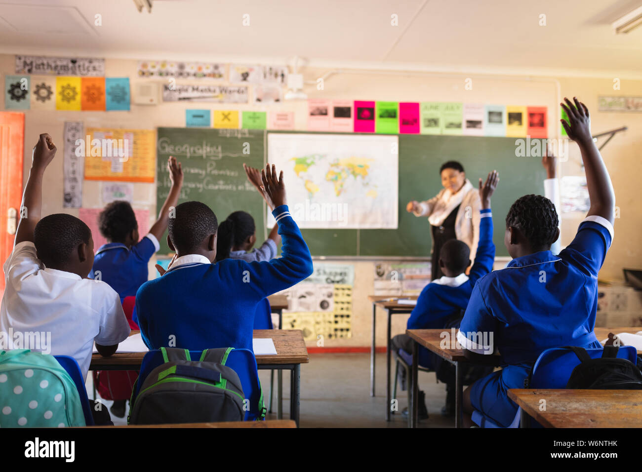 Schüler und Lehrer in einer Lektion in einem Township School Stockfoto