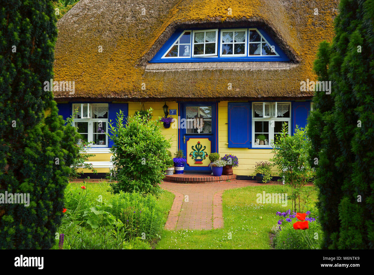 Traditionelles Haus mit Strohdach und Garten, Born, Darß, Mecklenburg-Vorpommern, Deutschland Stockfoto