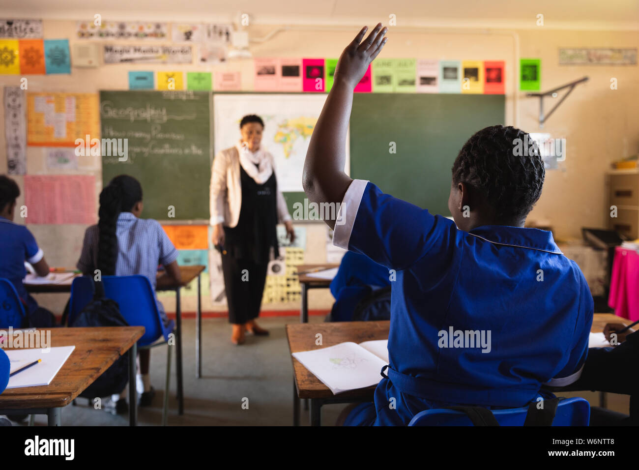 Schüler und Lehrer in einer Lektion in einem Township School Stockfoto