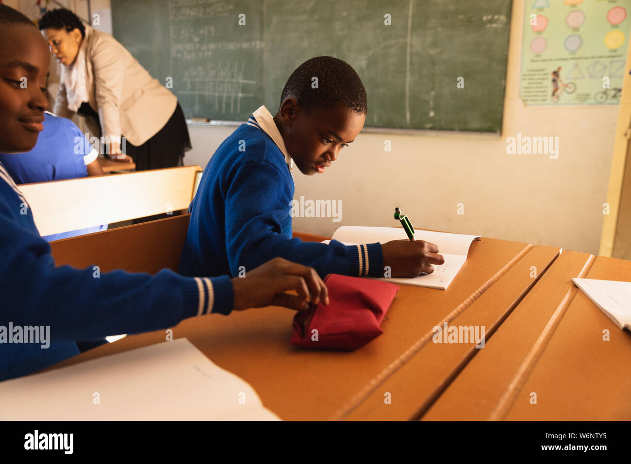 Schulkinder in eine Lektion an einem Township School Stockfoto