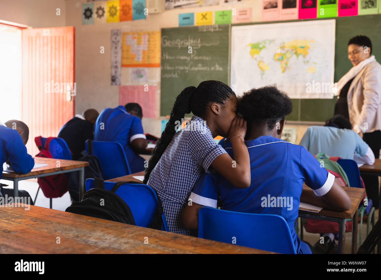 Schülerinnen sprechen in eine Lektion an einem Township School Stockfoto
