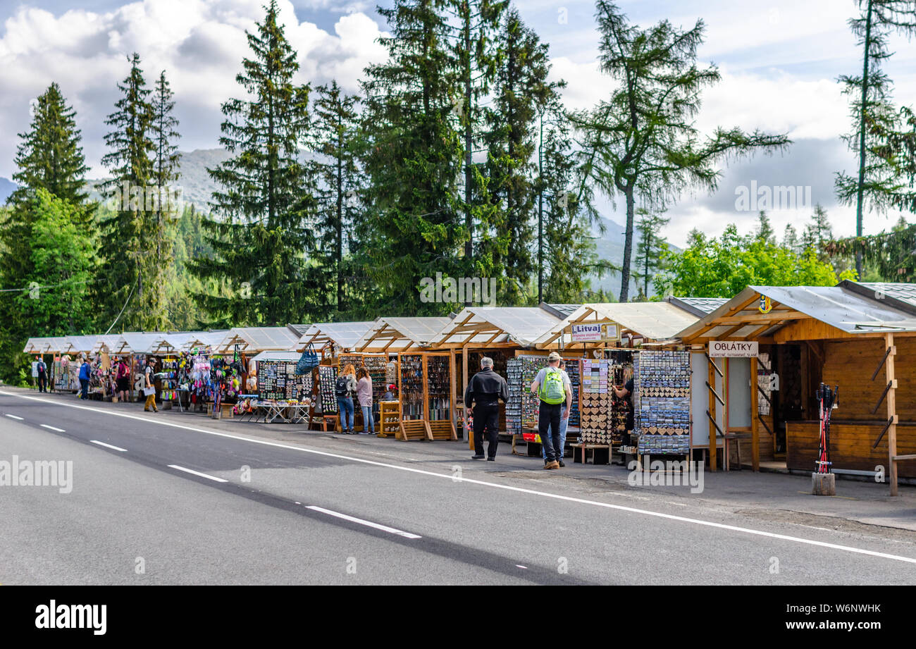 Geschenkeladen am Fuße der Berge der Tatra, Slowakei. Stockfoto