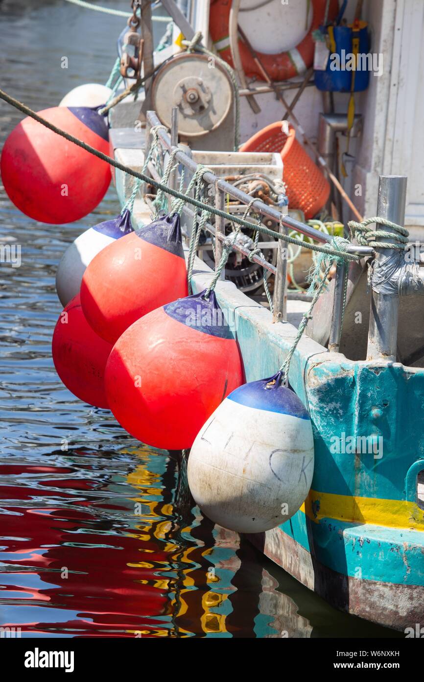 Calvados, Port En Bessin Huppain, Trawler festgemacht am Kai Stockfoto