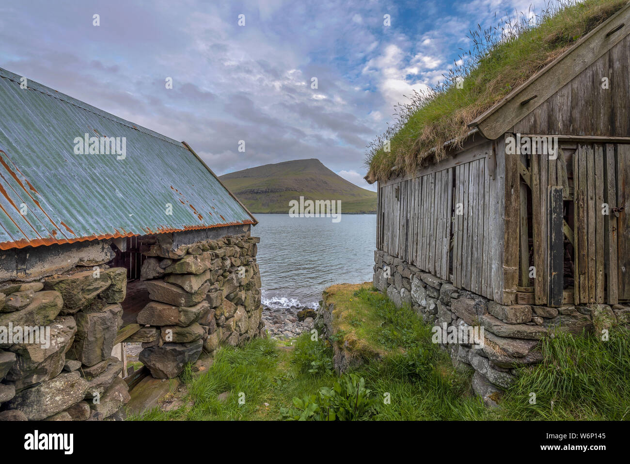 Boot Häuser und Fische trocknen Schuppen in Bour, Vagar Island, Färöer Inseln Stockfoto