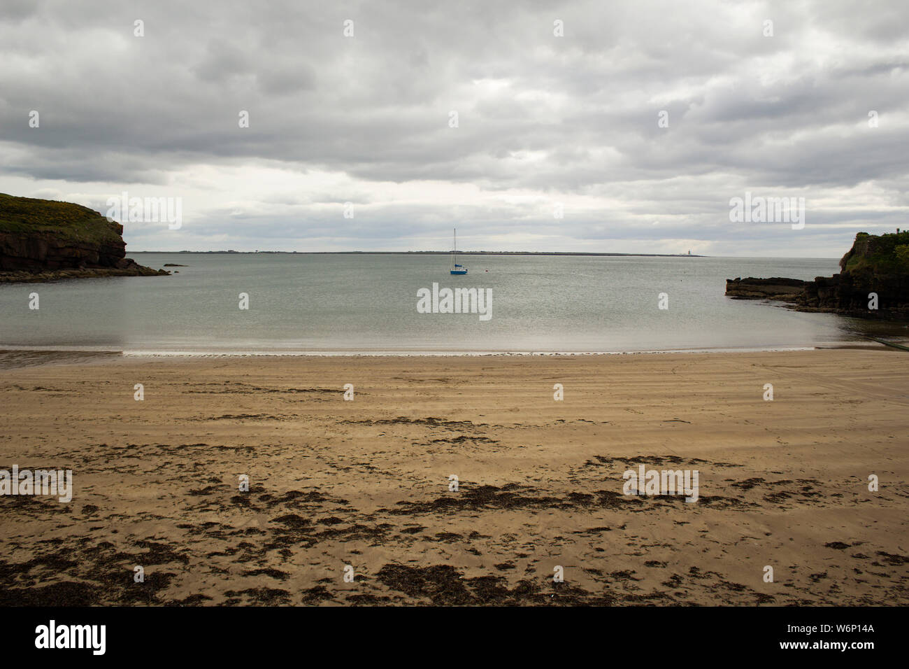 Eine der wenigen Buchten in der touristischen Ortschaft Dunmore East im County Waterford, Irland. Stockfoto