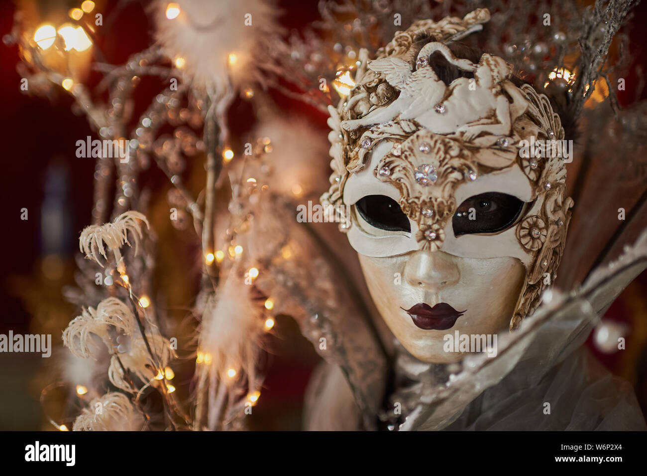 Venezianische Masken stehen und ihre Kostüme anzeigen im Ca' Rezzonico Stockfoto