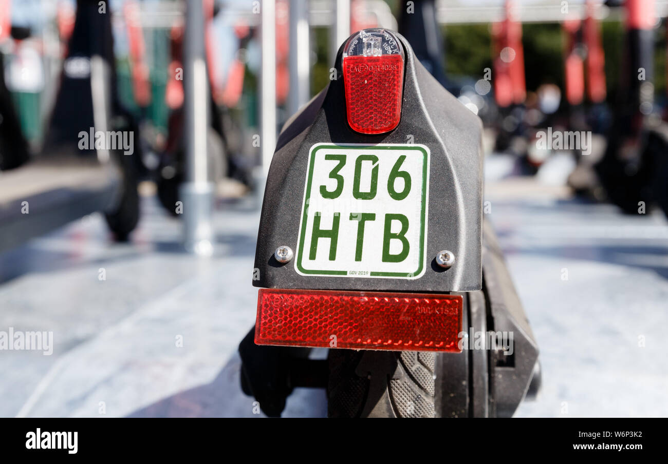 Hamburg, Deutschland. 23. Juli, 2019. Die Versicherung Aufkleber eines  elektrischen Pedal Roller können auf dem Kotflügel hinten gesehen werden.  Quelle: Markus Scholz/dpa/Alamy leben Nachrichten Stockfotografie - Alamy