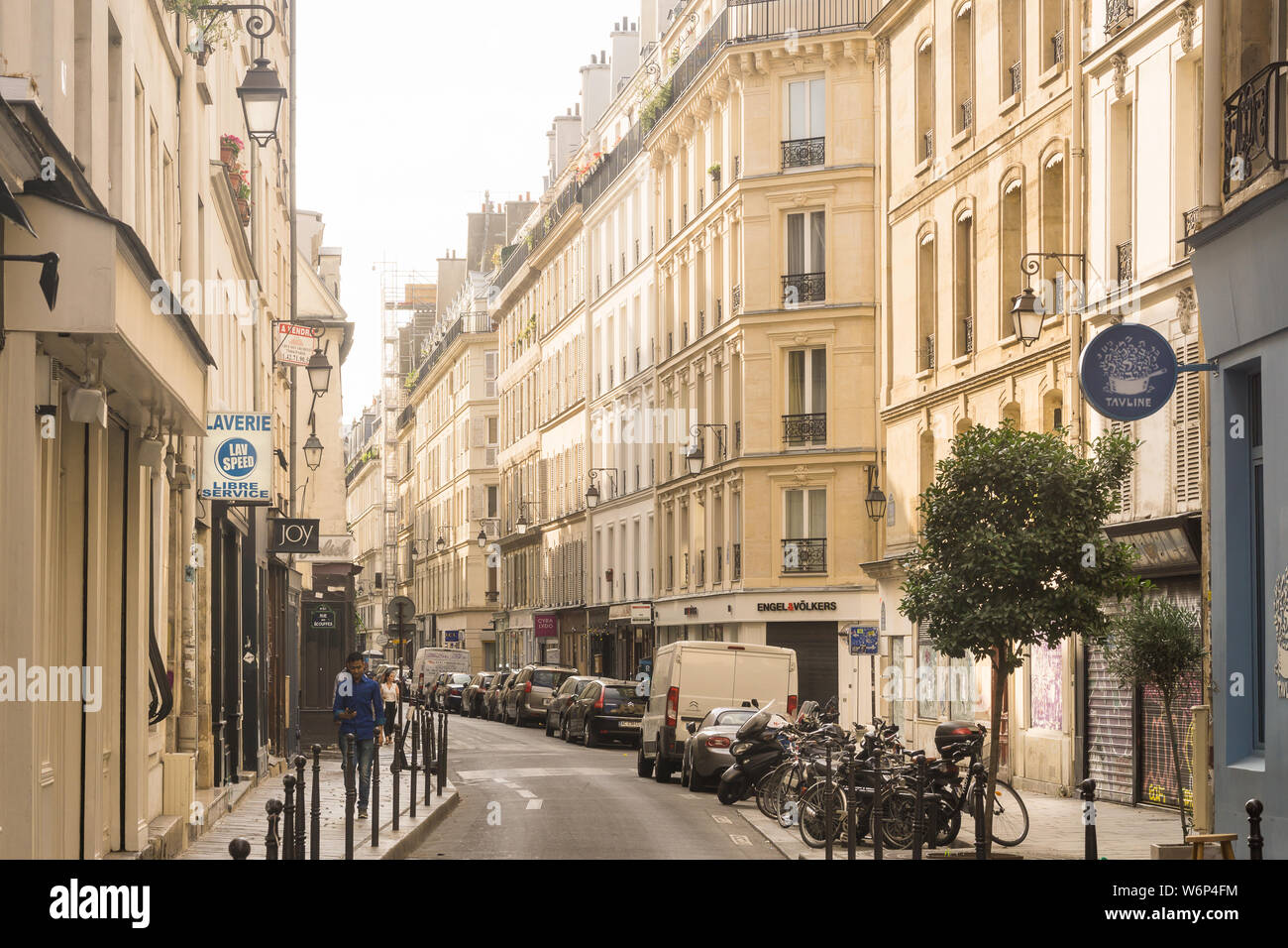Paris Street - Morgen street scene auf der Rue du Roi de Triesenberg im Marais-Viertel von Paris, Frankreich, Europa. Stockfoto