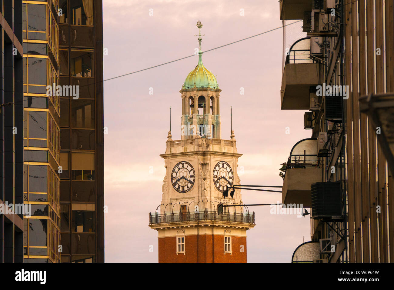 Monumentalen Turm auch als der Turm des Englischen in der Nähe von Retiro, Buenos Aires, Argentinien bekannt. Stockfoto