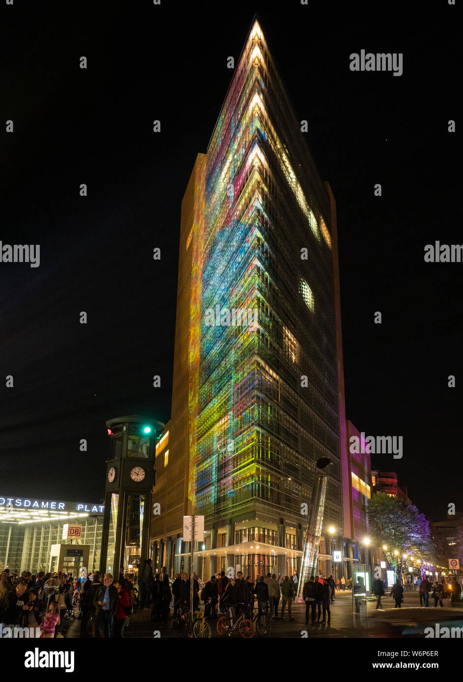 Das Gebäude Potsdamer Platz 11, Berlin, Deutschland, mit bunten Light Display während des Festivals beleuchtet Stockfoto