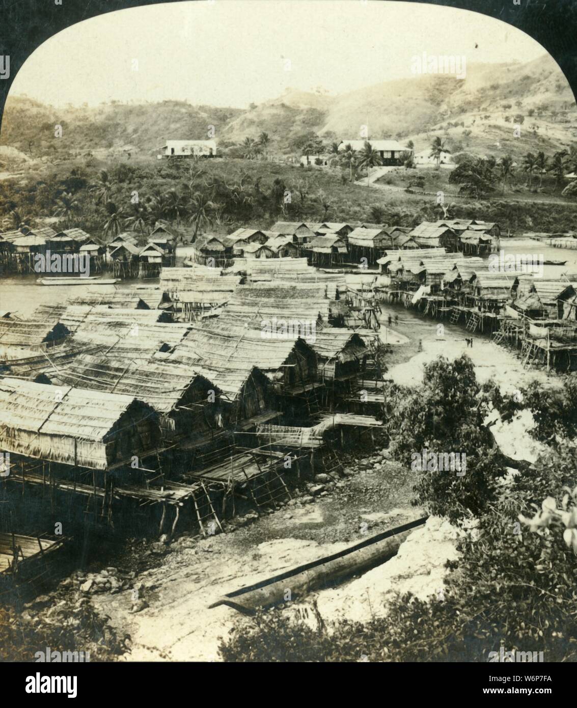 "Das Dorf Ela-Varia, British New Guinea', c 1909. "Eine umfassende Ansicht der einheimischen Häusern, auf Pfählen gebaut. Traditionellen Pfahlbauten in Papua Neuguinea. Eines der stereocard Ansichten von George Rose, verpackt als "Studien durch das Stereoskop", die auf einer Sun Skulptur stereoskop von Underwood&Amp gemacht angesehen werden; Underwood. [Die Rose Stereograph Unternehmen, Melbourne, Sydney, Wellington & Amp; London, c 1909] Stockfoto