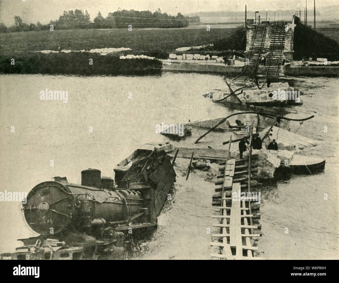 Zerbombten Brücke und entgleisten Zug, Nordfrankreich, Erster Weltkrieg, 1914, (c 1920). "Das Schicksal eines Roten Kreuzes Bahn während der Schlacht an der Marne: Szene der Katastrophe in der Nähe von Lizy'. '... Ein rotes Kreuz Zug fiel in den Fluss Ourcq durch die Sprengung der Brücke, die Reste davon sind auf dem Foto gezeigt... 40 verletzte Soldaten ertranken." Aus "Die Große Welt Krieg - eine Geschichte" Band I, herausgegeben von Frank eine Mumby. [Das Gresham Publishing Company Ltd., London, c 1920] Stockfoto