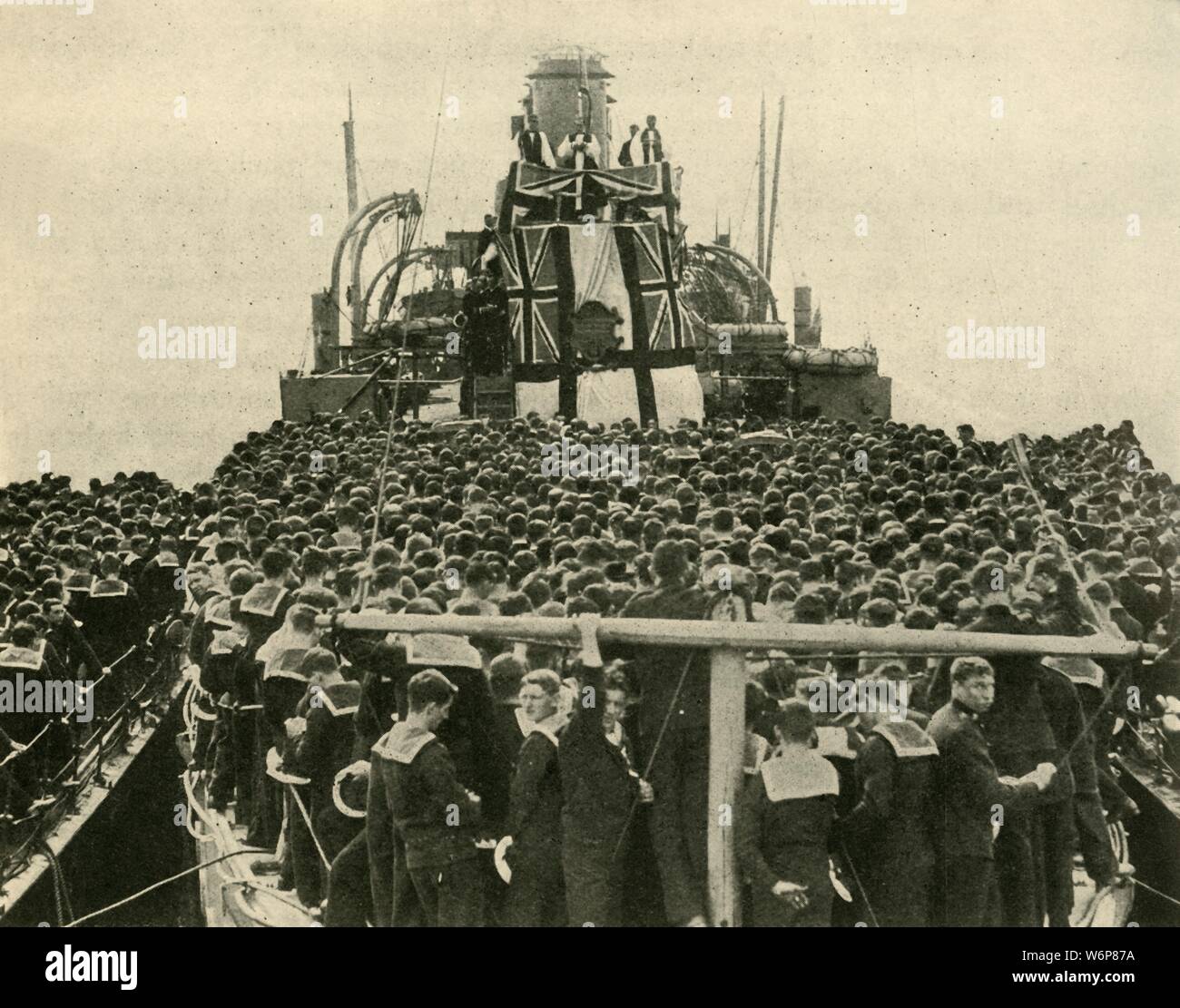 Der Erzbischof von York besucht britische Seeleute von der Royal Navy, Erster Weltkrieg, 1914, (c 1920). "Ein Besuch des Erzbischofs von York in der Grand Fleet: Seine Gnade Adressierung 1000 Offiziere und Soldaten der Zerstörerflottille'. Seemann auf den überfüllten Deck eines Panzerkreuzers hören Dr Cosmo Gordon Lang, 1. Baron Lang von Lambeth (1864-1945), eine mitreißende Rede. Von "Die Große Welt Krieg - eine Geschichte" Band I, herausgegeben von Frank eine Mumby. [Das Gresham Publishing Company Ltd., London, c 1920] Stockfoto