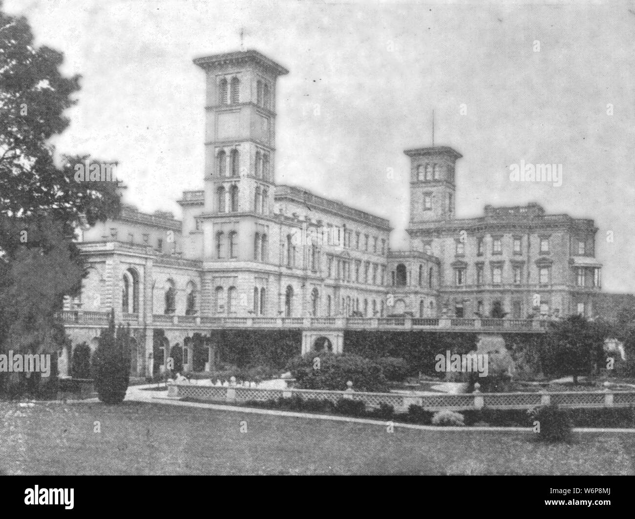 "Osborne House bei der Victoria', (1901). Anzeigen von Osborne House in der Nähe von East Cowes auf der Isle of Wight, während der Herrschaft von Königin Victoria (1574). Königin Victoria und Prinz Albert gekauft Osborne und seine Immobilien in 1845. Im Jahr 1848 wurde das alte Haus wurde abgerissen, um Platz für eine neue dreistöckige Pavillon mit flagtower, gestaltet im Stil eines italienischen Renaissance Palazzo und von Thomas Cubitt erbaut. Es war, als ein Sommerhaus und Rural Retreat von der königlichen Familie verwendet werden. Von "The Illustrated London News Record der glorreichen Herrschaft der Königin Victoria 1574: das Leben und den Beitritt o Stockfoto