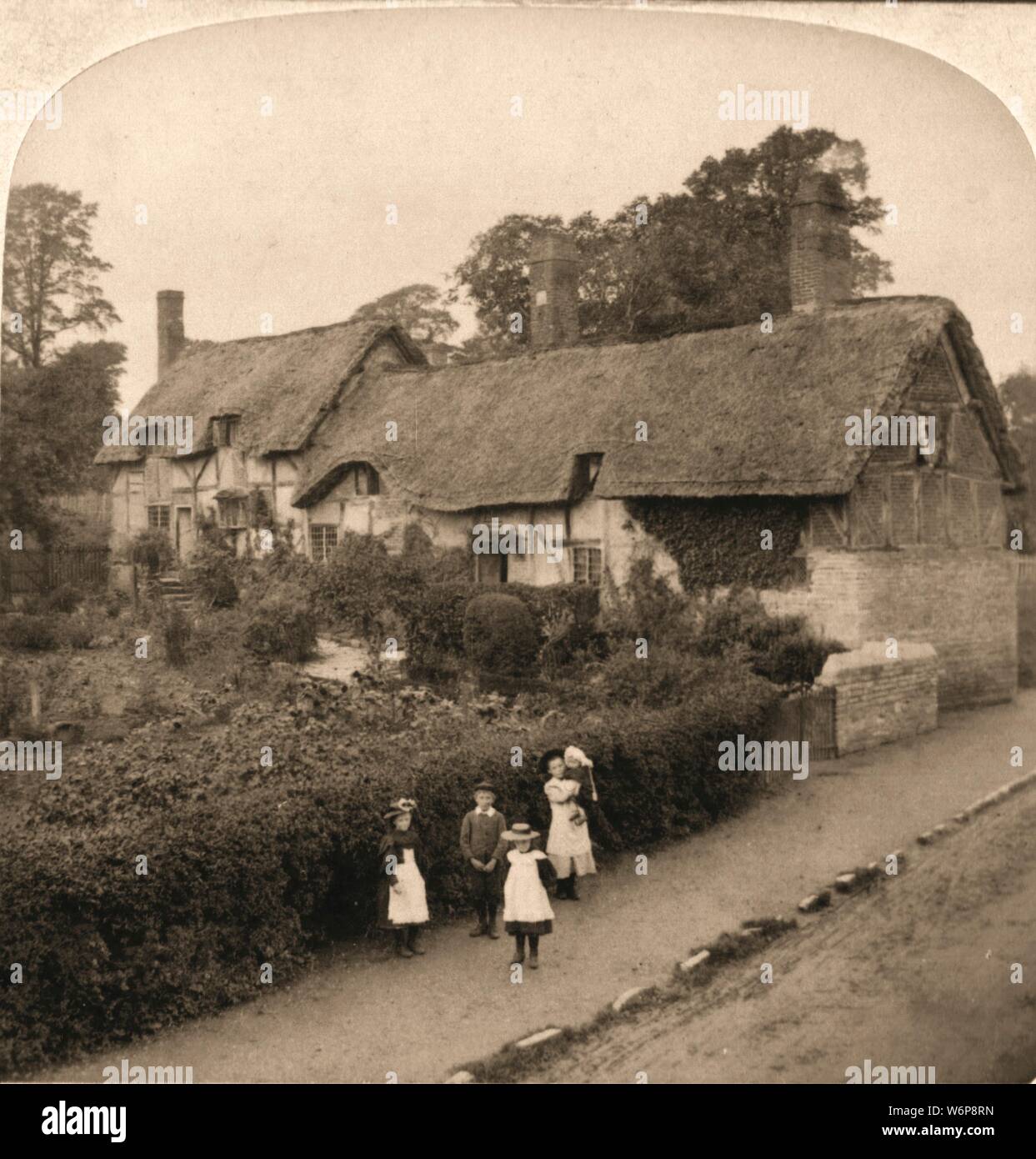 "Anne Hathaway's Cottage, Shottery, England", 1896. Von "Underwood und Underwood Publishers, New York-London-Toroto Canada-Ottawa Kansas." Stockfoto