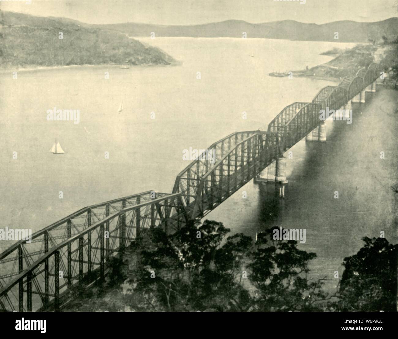 "Die Hawkesbury Bridge, New South Wales, 1901. Hawkesbury River Eisenbahnbrücke war eine große technische Meisterleistung der 1880er, die Arbeit an einem Austausch der Brücke im Jahr 1939 begonnen. Von "Federated Australien". [Die Werner Company, London, 1901] Stockfoto