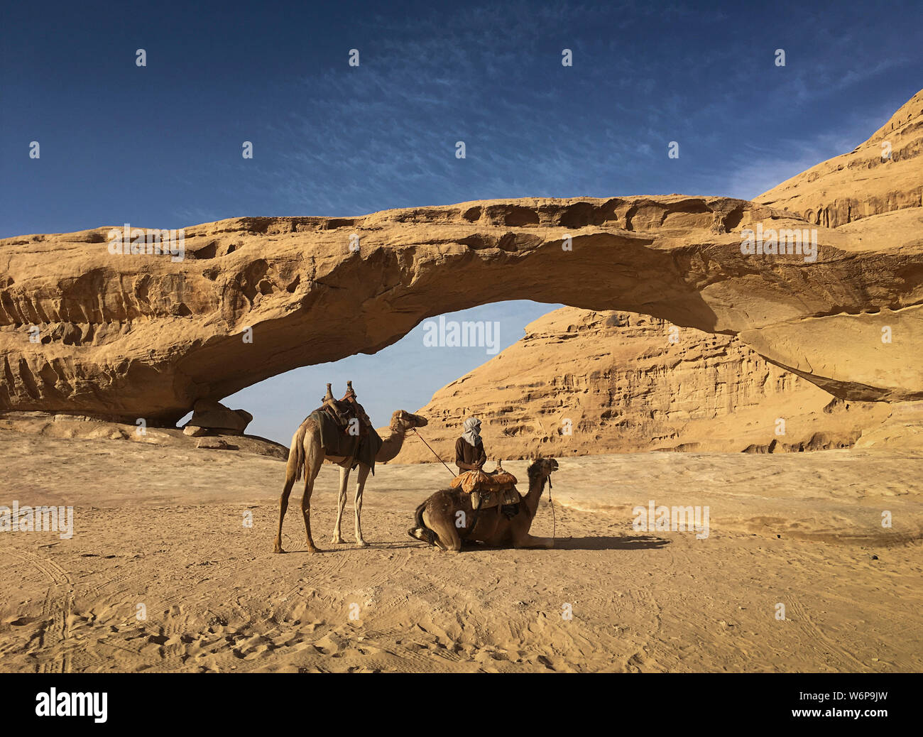 Rock arch im Wadi Rum Wüste in Jordanien Stockfoto