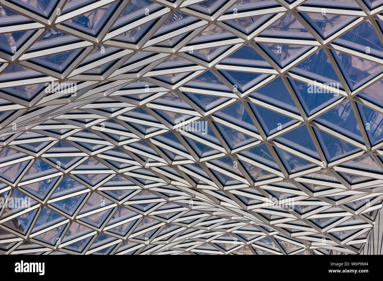 Wellenförmige Dach am Westfield Shopping Center in West London Stockfoto