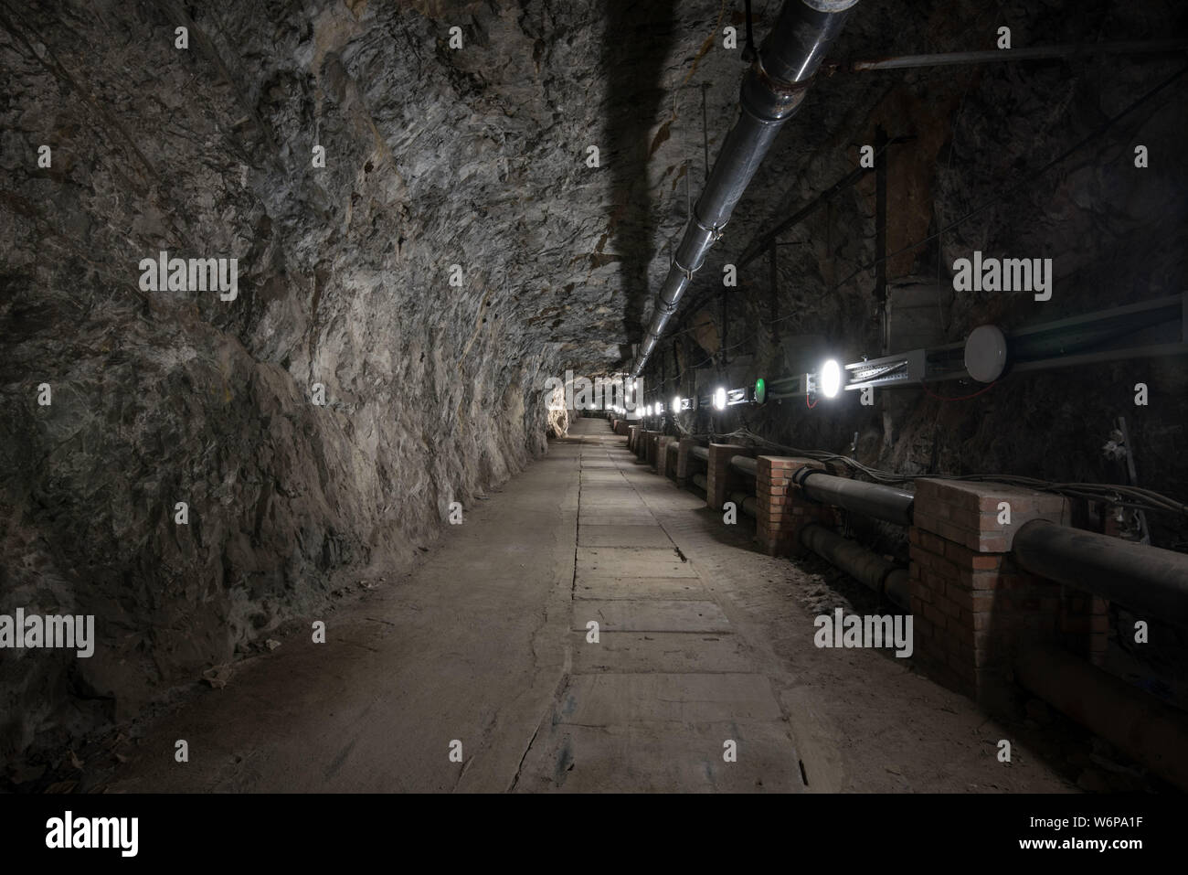 Unterhalb der Felsen von Gibraltar liegt der Great North Road, ein Tunnelsystem, die im zweiten Weltkrieg gebaut wurde, verbindet sich mit dem 18. Jahrhundert Great Siege Tunnels und Fosse Way Tunnel. Um zu helfen, die Macht der Bereich war die Generierung von Calpe entfernt und ganz am Ende (Norden) des Great North Road Tunnel ist das WWII Hospital. Der Eingang ist an Maida Vale, außen Strassennamen an Kreuzungen werden gespiegelt auf vielen innerhalb von Teilen. So fährt die Straße hinunter nach Calpe Loch Elektrizitätswerk, ein großes U-power station. Stockfoto