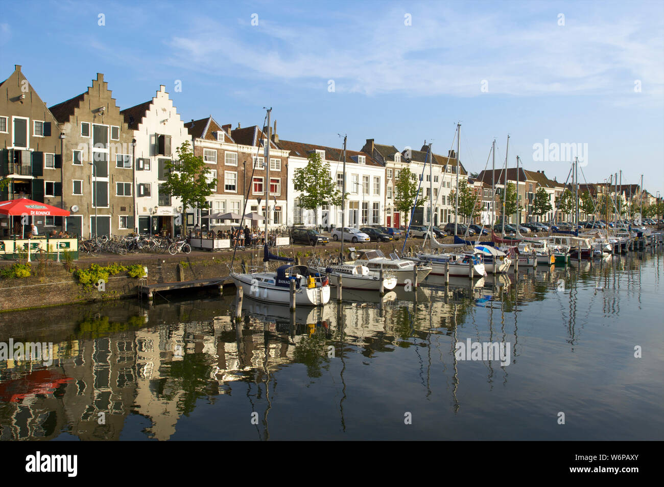 Die kinderdijk mit historischen Gebäuden in der Stadt Middelburg, Niederlande Stockfoto