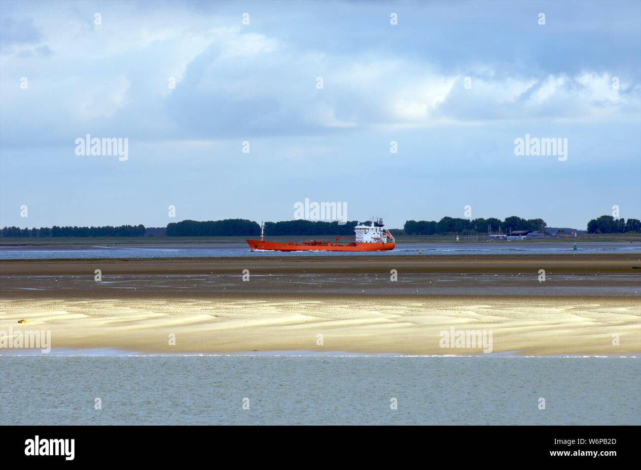 Ebbe mit sandbänken an der Wester Schelde sichtbar, während eine tankership über den Fluss auf seinem Weg geht auf den Hafen in Antwerpen in Belgien Stockfoto