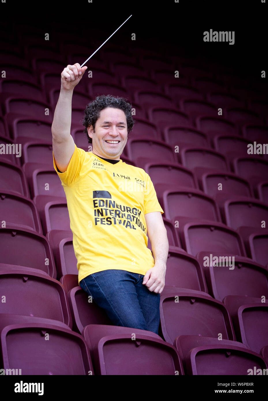 Los Angeles Philharmonic Orchestra Dirigent Gustavo Dudamel am Park Tynecastle Stadium, Edinburgh, vor der 2019 Edinburgh International Festival Eröffnung. Stockfoto