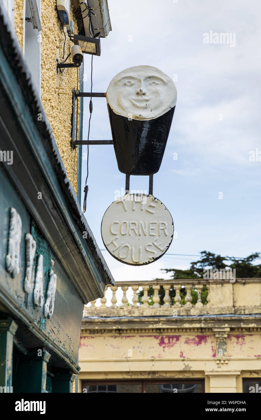 Metall Pint Guinness Zeichen außerhalb der Ecke House Bar in Cloughjordan, County Tipperary, Irland Stockfoto