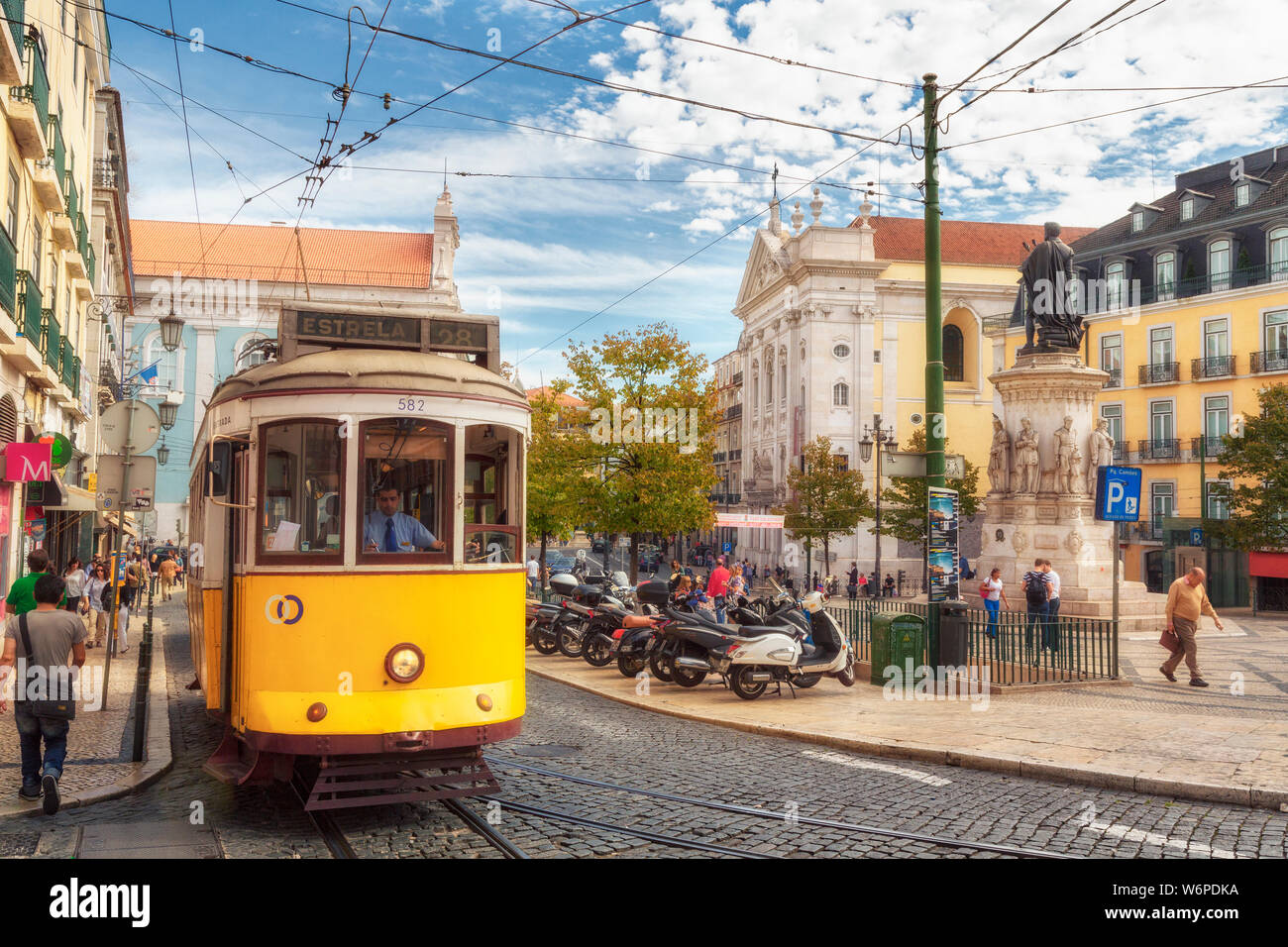 Lissabon, Portugal. Gelbe Straßenbahnwagen in Largo de Camões oder Praça de Luis de Camões. Stockfoto
