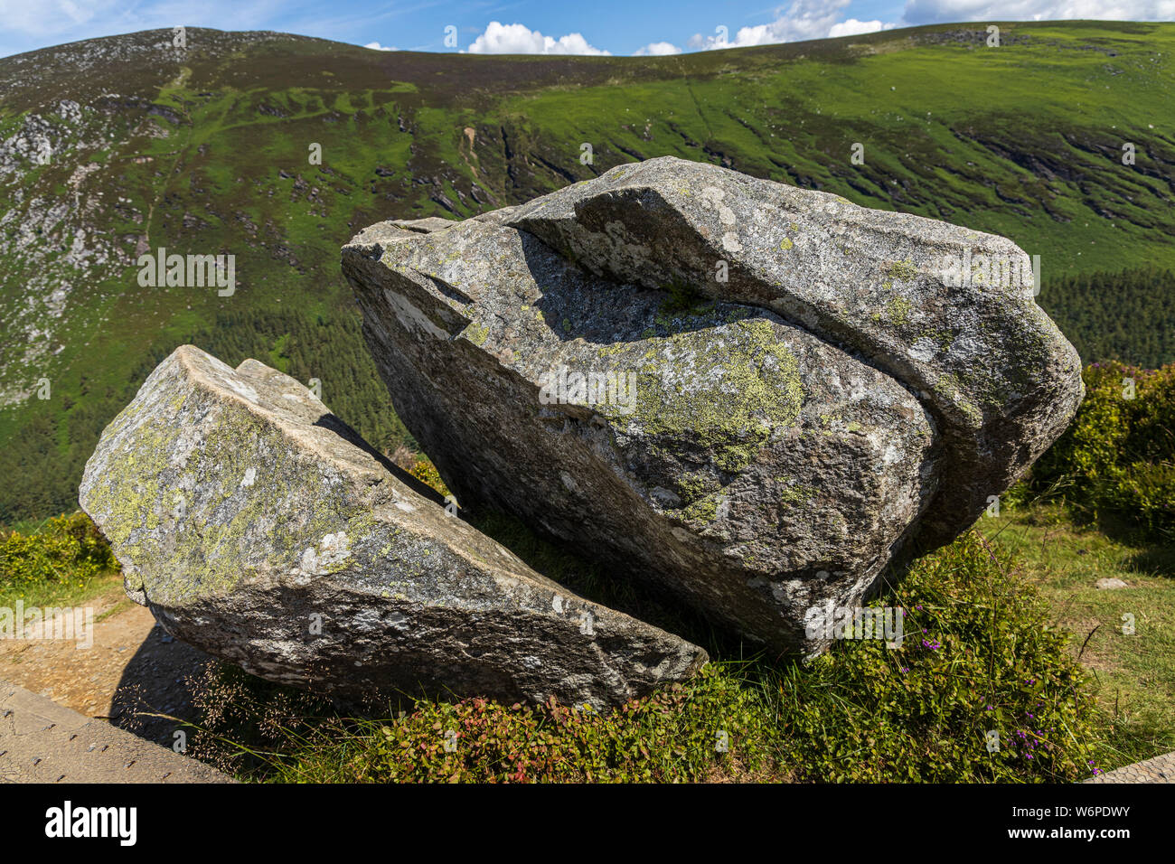 Split Granit Felsen auf dem Spinc Spaziergang bei Glendalough, County Wicklow, Irland Stockfoto