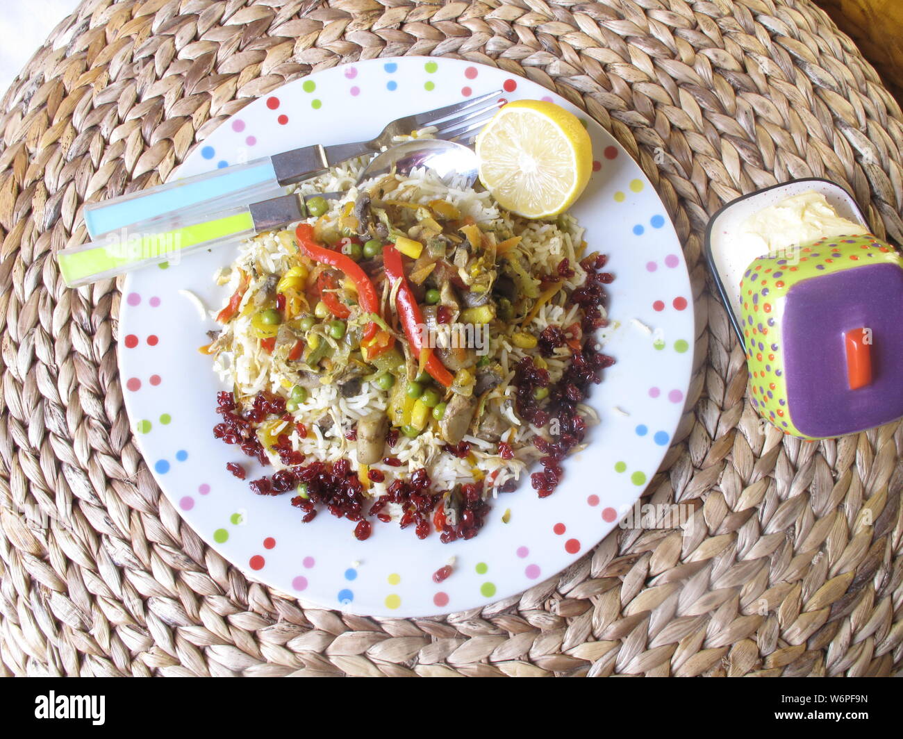 Asiatische Lebensmittel Reis mit Hähnchen und Polo mit Zitrone sehr lecker zereshk Mix Stockfoto