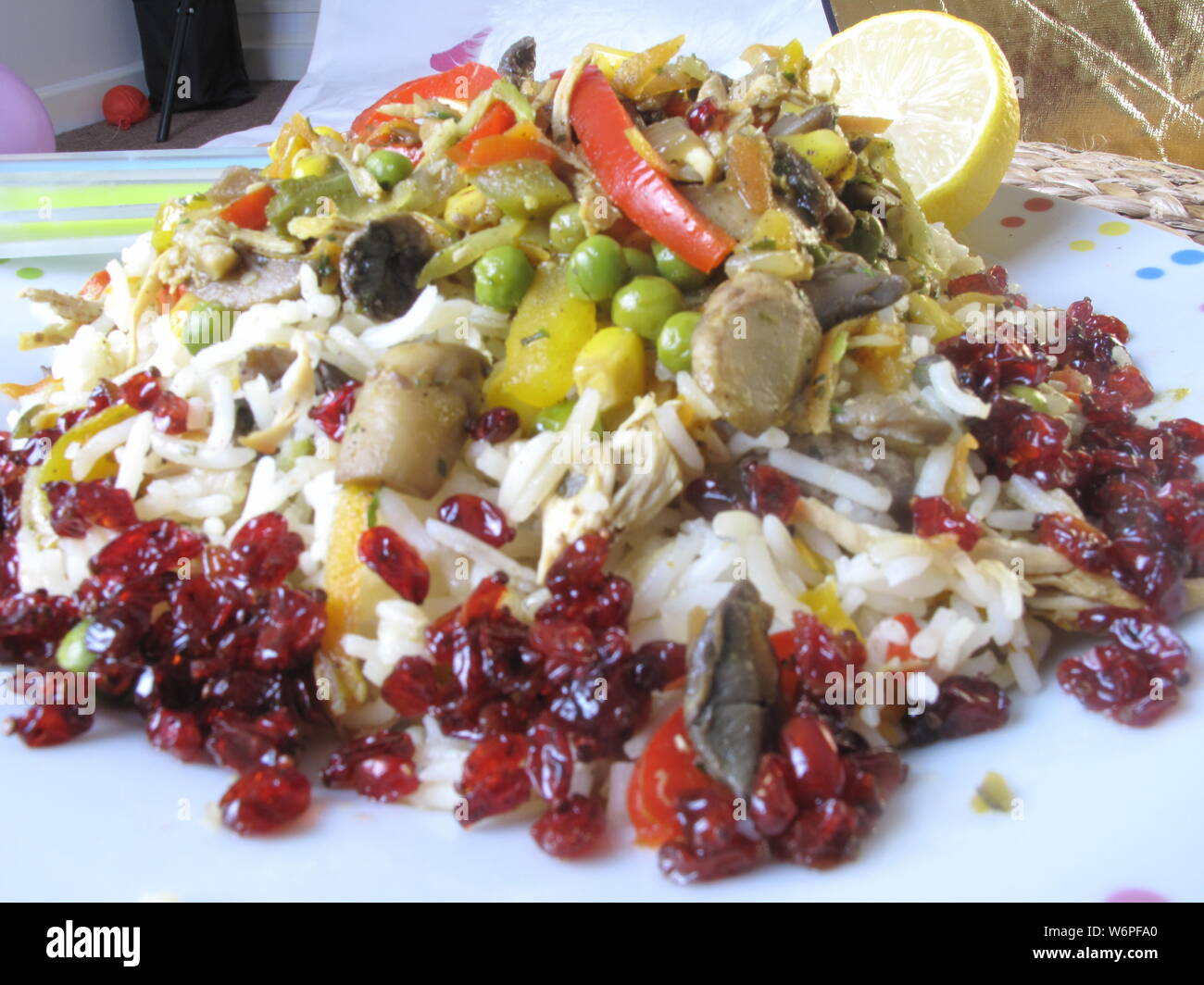 Asiatische Lebensmittel Reis mit Hähnchen und Polo mit Zitrone sehr lecker zereshk Mix Stockfoto