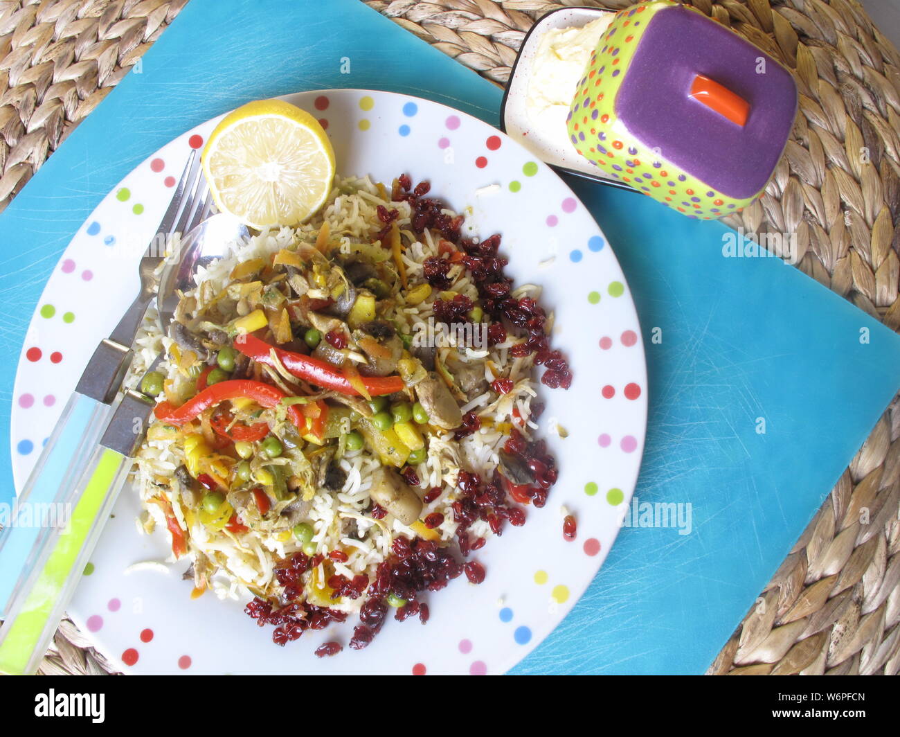 Asiatische Lebensmittel Reis mit Hähnchen und Polo mit Zitrone sehr lecker zereshk Mix Stockfoto