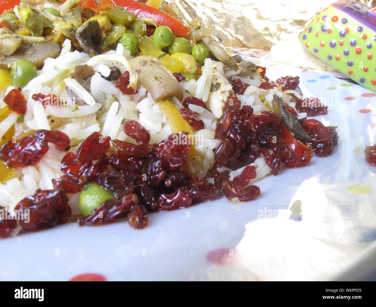 Asiatische Lebensmittel Reis mit Hähnchen und Polo mit Zitrone sehr lecker zereshk Mix Stockfoto