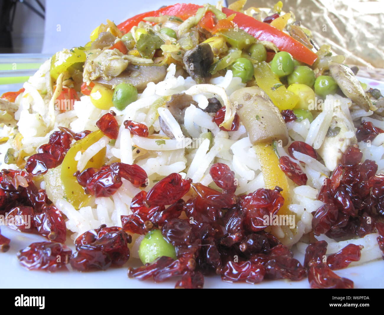 Asiatische Lebensmittel Reis mit Hähnchen und Polo mit Zitrone sehr lecker zereshk Mix Stockfoto