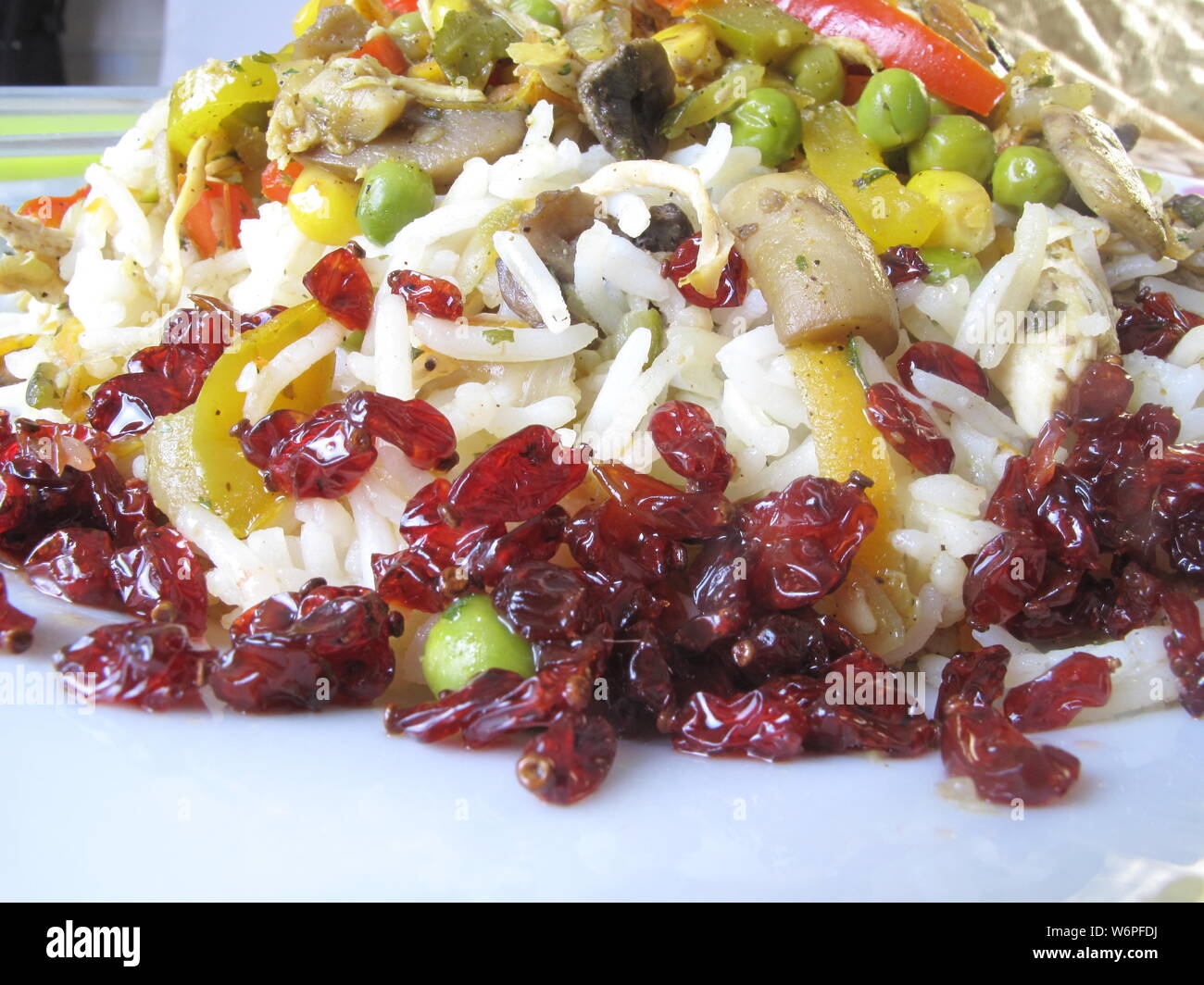 Asiatische Lebensmittel Reis mit Hähnchen und Polo mit Zitrone sehr lecker zereshk Mix Stockfoto