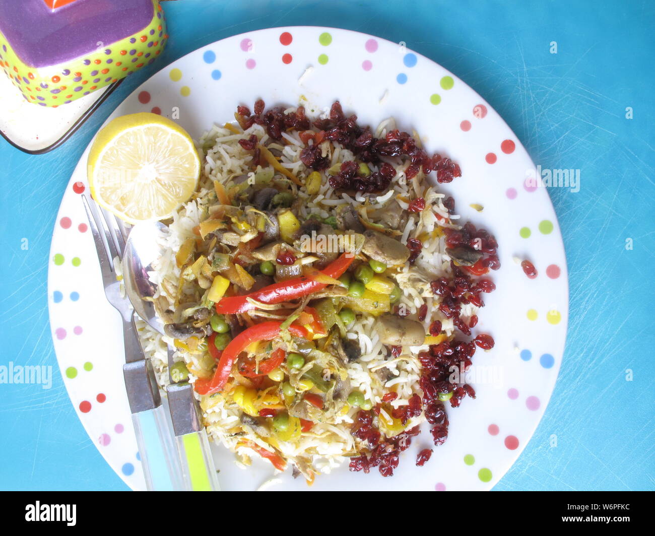 Asiatische Lebensmittel Reis mit Hähnchen und Polo mit Zitrone sehr lecker zereshk Mix Stockfoto