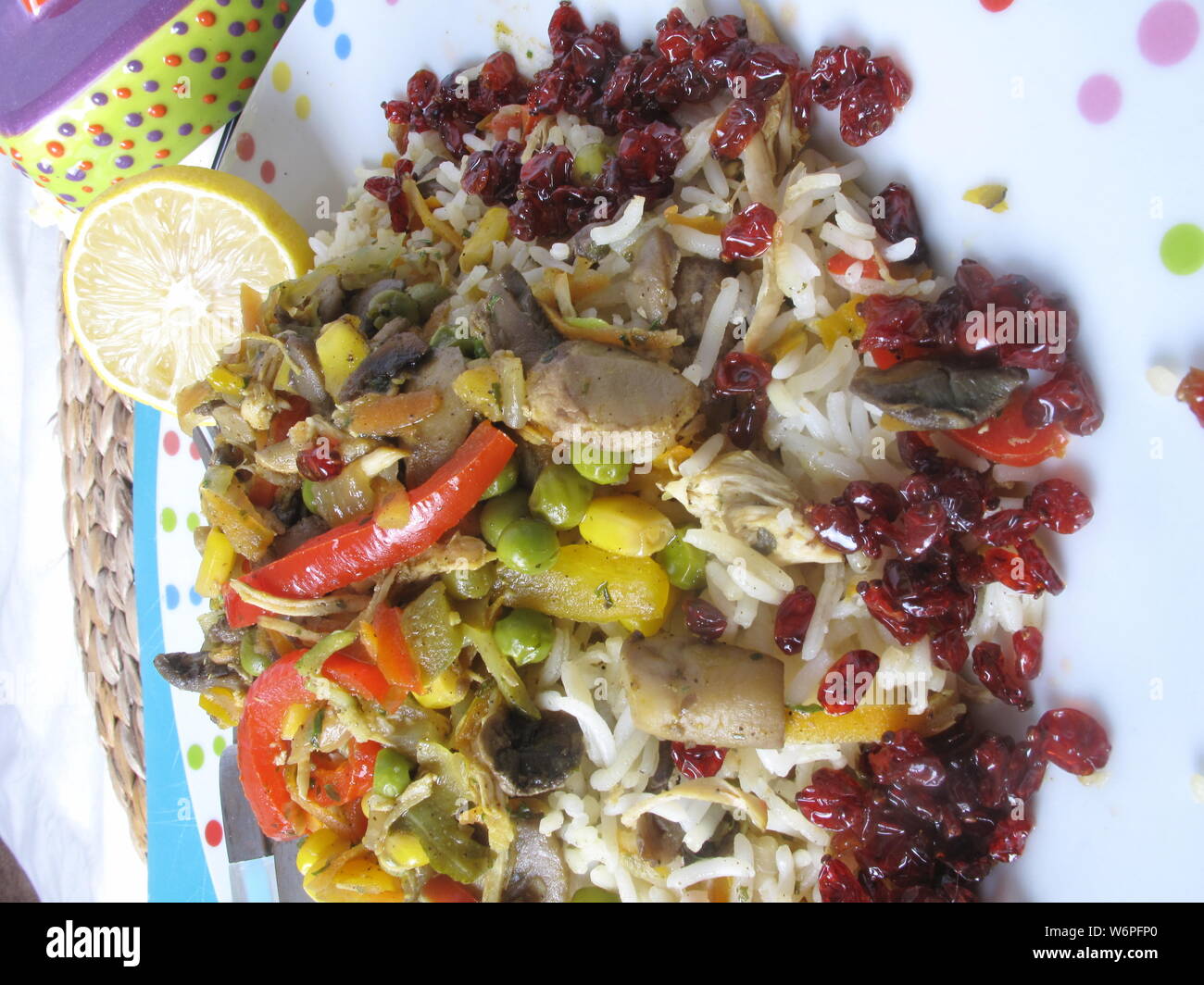 Asiatische Lebensmittel Reis mit Hähnchen und Polo mit Zitrone sehr lecker zereshk Mix Stockfoto