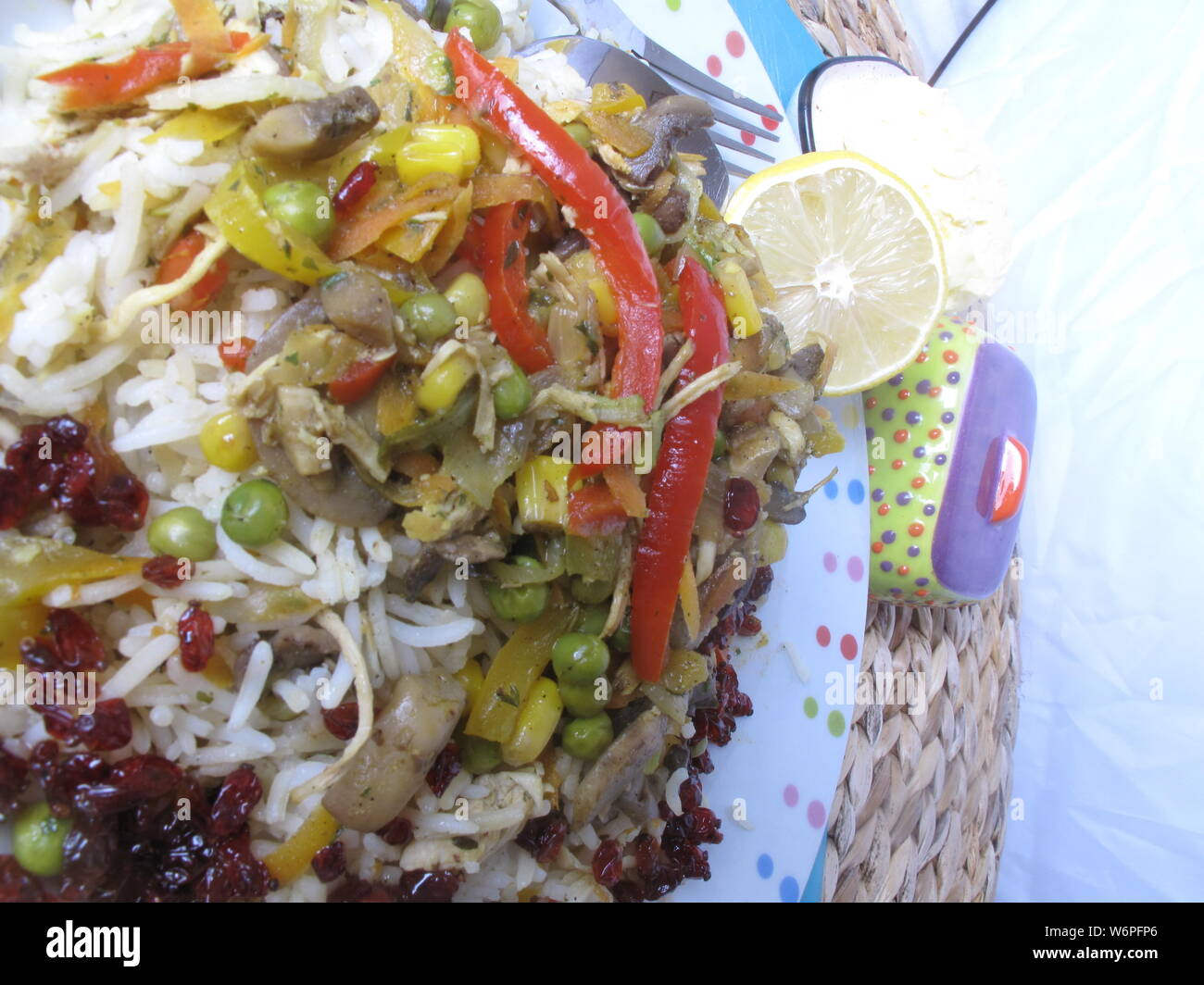 Asiatische Lebensmittel Reis mit Hähnchen und Polo mit Zitrone sehr lecker zereshk Mix Stockfoto