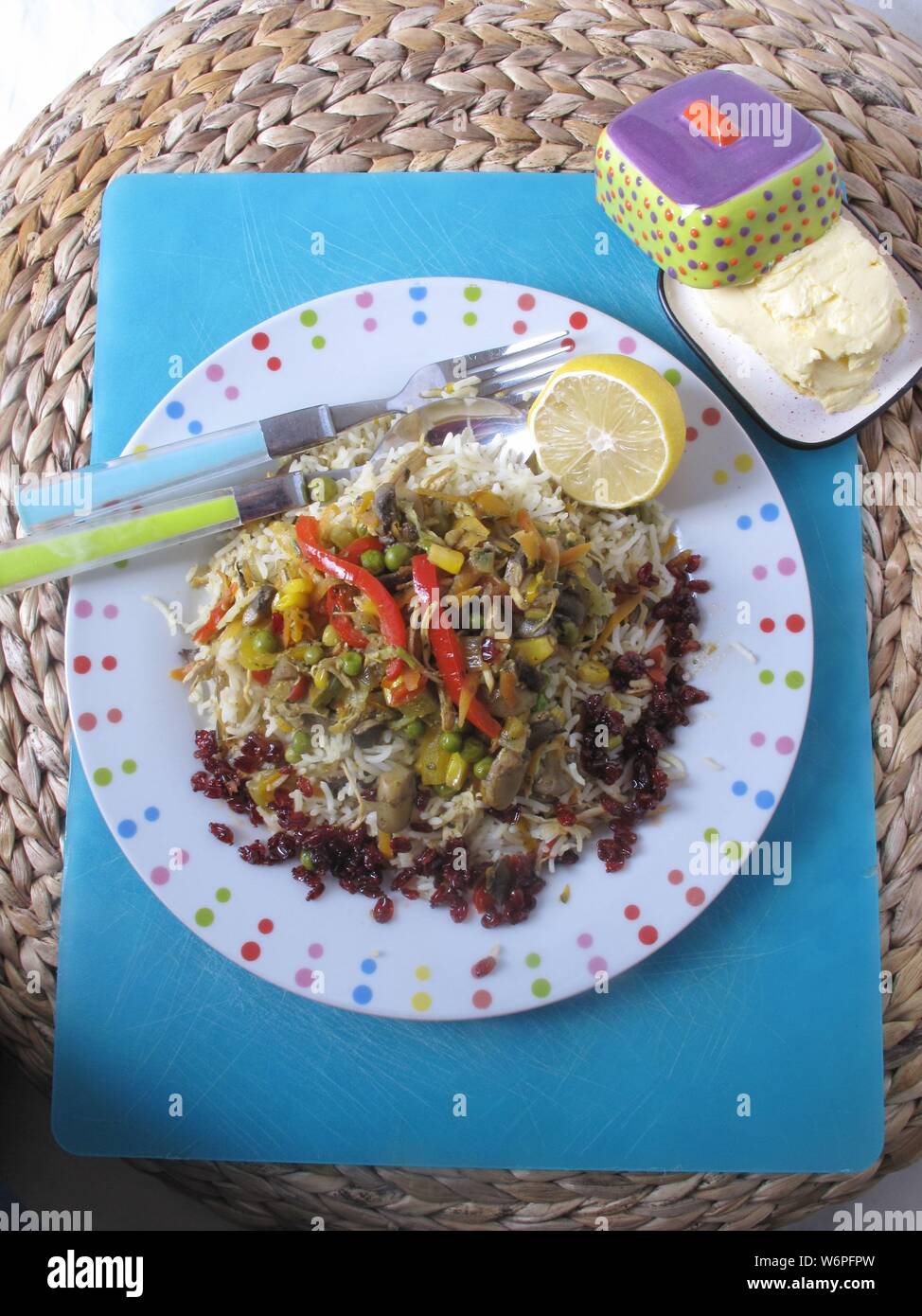 Asiatische Lebensmittel Reis mit Hähnchen und Polo mit Zitrone sehr lecker zereshk Mix Stockfoto