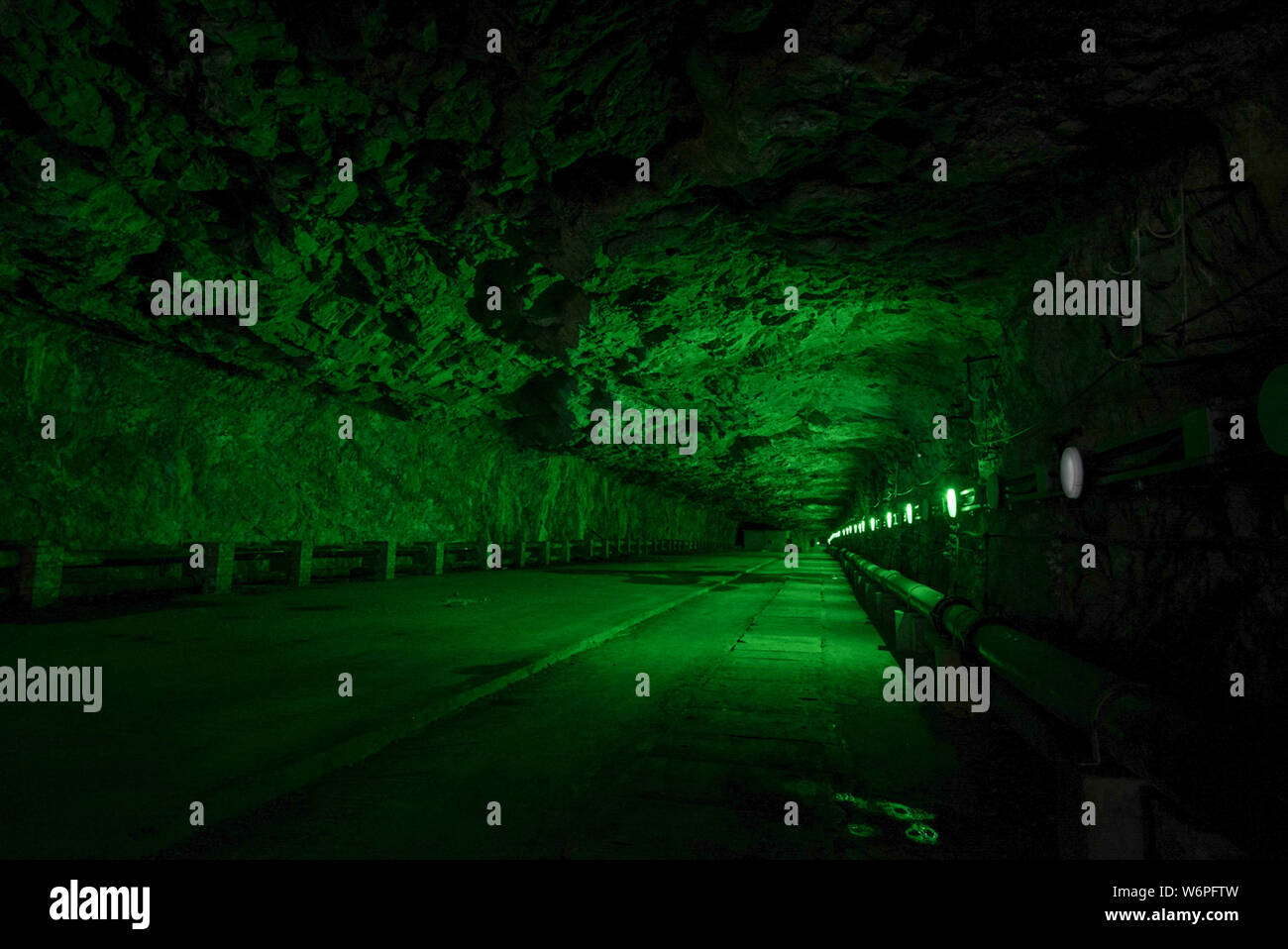 Gibraltar, Europa, März 2016. Unterhalb der Felsen von Gibraltar liegt der Great North Road, ein Tunnelsystem, die im zweiten Weltkrieg gebaut wurde, verbindet sich mit dem 18. Jahrhundert Great Siege Tunnels und Fosse Way Tunnel. Um zu helfen, die Macht der Bereich war die Generierung von Calpe entfernt und ganz am Ende (Norden) des Great North Road Tunnel ist das WWII Hospital. Der Eingang ist an Maida Vale, außen Strassennamen an Kreuzungen werden gespiegelt auf vielen innerhalb von Teilen. So fährt die Straße hinunter nach Calpe Loch Elektrizitätswerk, ein großes U-power station. Stockfoto