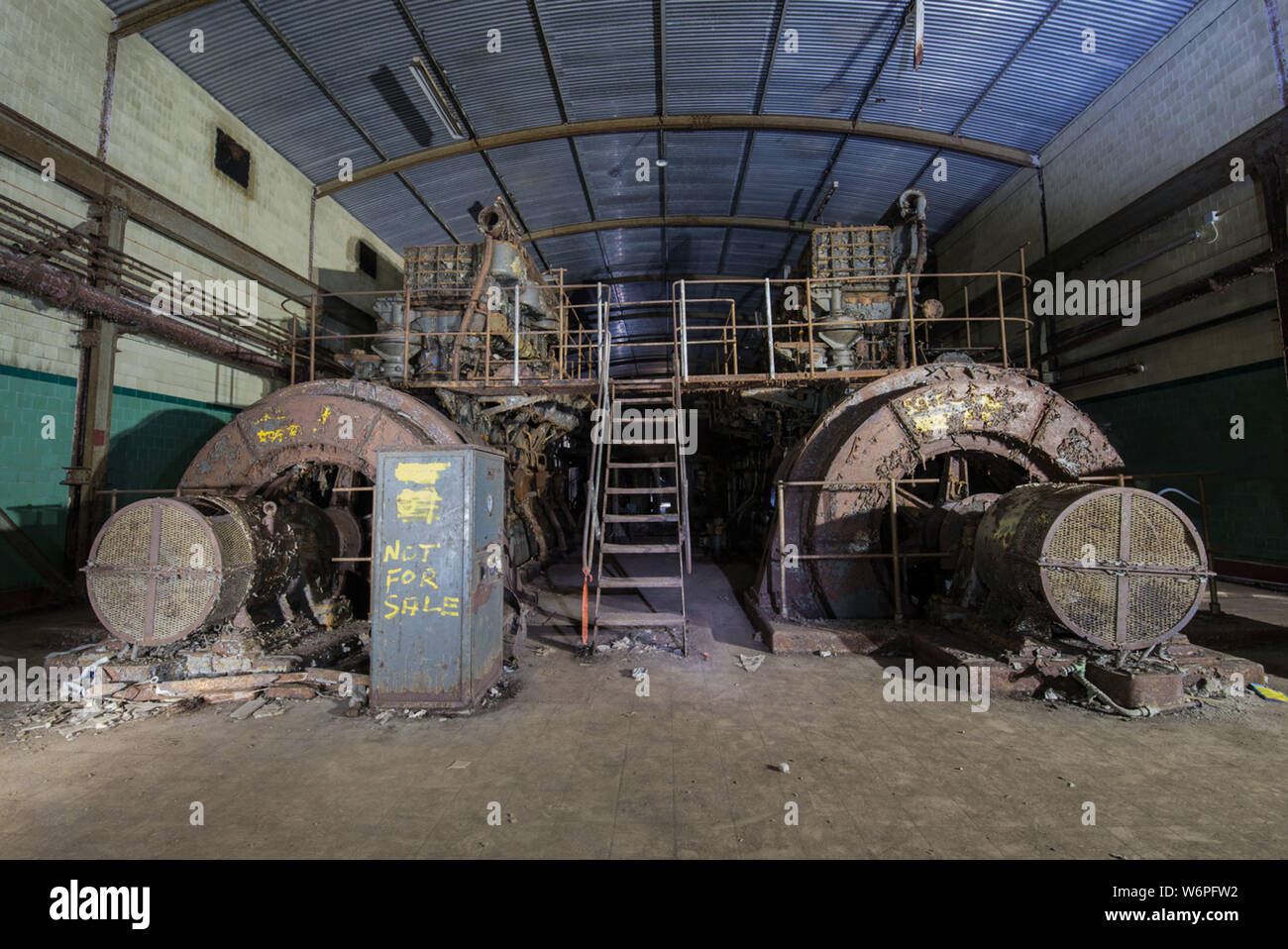 Gibraltar, Europa, März 2016. Unterhalb der Felsen von Gibraltar liegt der Great North Road, ein Tunnelsystem, die im zweiten Weltkrieg gebaut wurde, verbindet sich mit dem 18. Jahrhundert Great Siege Tunnels und Fosse Way Tunnel. Um zu helfen, die Macht der Bereich war die Generierung von Calpe entfernt und ganz am Ende (Norden) des Great North Road Tunnel ist das WWII Hospital. Der Eingang ist an Maida Vale, außen Strassennamen an Kreuzungen werden gespiegelt auf vielen innerhalb von Teilen. So fährt die Straße hinunter nach Calpe Loch Elektrizitätswerk, ein großes U-power station. Stockfoto