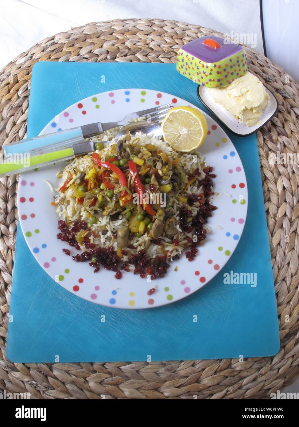 Asiatische Lebensmittel Reis mit Hähnchen und Polo mit Zitrone sehr lecker zereshk Mix Stockfoto