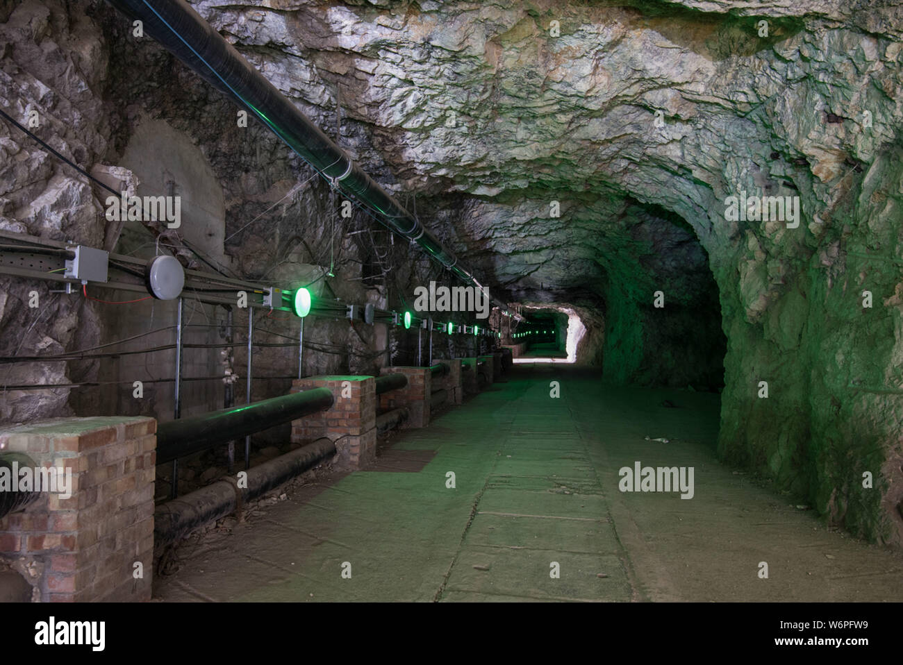 Gibraltar, Europa, März 2016. Unterhalb der Felsen von Gibraltar liegt der Great North Road, ein Tunnelsystem, die im zweiten Weltkrieg gebaut wurde, verbindet sich mit dem 18. Jahrhundert Great Siege Tunnels und Fosse Way Tunnel. Um zu helfen, die Macht der Bereich war die Generierung von Calpe entfernt und ganz am Ende (Norden) des Great North Road Tunnel ist das WWII Hospital. Der Eingang ist an Maida Vale, außen Strassennamen an Kreuzungen werden gespiegelt auf vielen innerhalb von Teilen. So fährt die Straße hinunter nach Calpe Loch Elektrizitätswerk, ein großes U-power station. Stockfoto