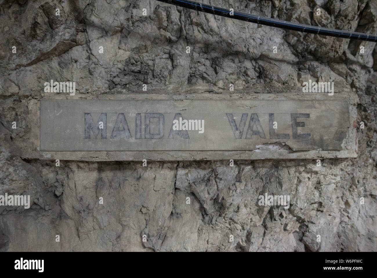 Gibraltar, Europa, März 2016. Unterhalb der Felsen von Gibraltar liegt der Great North Road, ein Tunnelsystem, die im zweiten Weltkrieg gebaut wurde, verbindet sich mit dem 18. Jahrhundert Great Siege Tunnels und Fosse Way Tunnel. Um zu helfen, die Macht der Bereich war die Generierung von Calpe entfernt und ganz am Ende (Norden) des Great North Road Tunnel ist das WWII Hospital. Der Eingang ist an Maida Vale, außen Strassennamen an Kreuzungen werden gespiegelt auf vielen innerhalb von Teilen. So fährt die Straße hinunter nach Calpe Loch Elektrizitätswerk, ein großes U-power station. Stockfoto